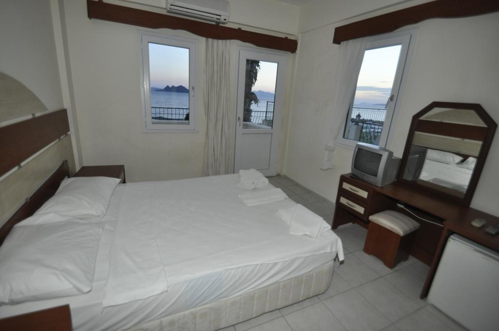 Ado Beach Hotel Turgutreis Exterior photo